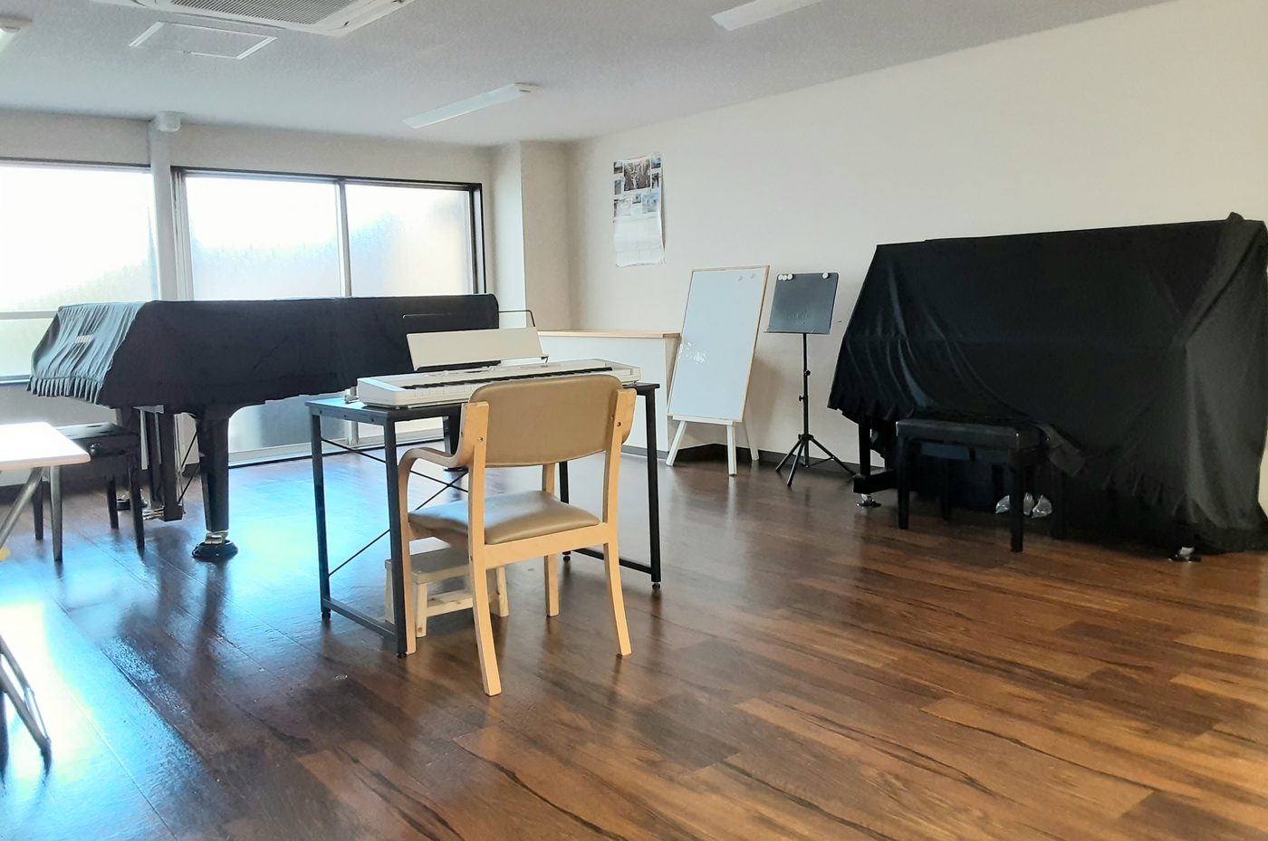 ピアノが置かれた、明るく落ち着いた音楽とことばの療育のお部屋