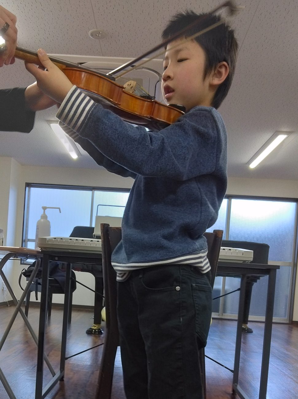 ヴァイオリンを構えて演奏するお子さん